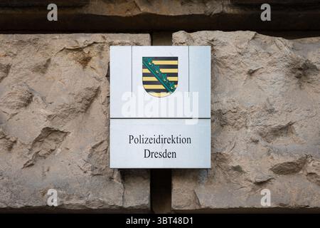 Dresdner Polizeidirektion (Polizeidirektion) Schild in Sachsen, Deutschland. Beschilderung an der Außenfassade des Gebäudes. Büro der Polizei in der Stadt. Stockfoto
