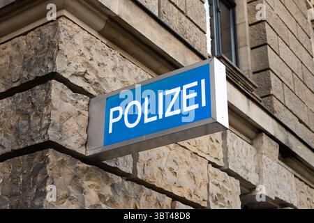 Polizeizeichen einer Abteilung in Deutschland. Beschilderung an der Außenfassade des Gebäudes. Büro der örtlichen Polizei in der Stadt. Stockfoto