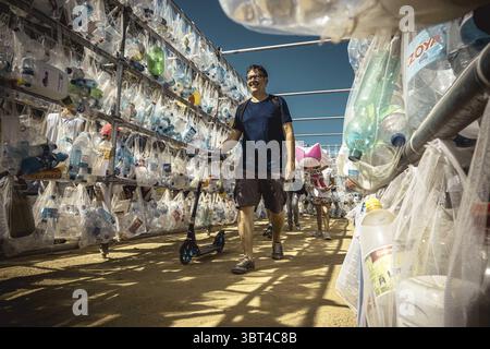 24. September 2019, Barcelona, Katalonien, Spanien: Besucher durchqueren ein Labyrinth aus Plastikmüll, das vom Madrider Kollektiv „Luzinterruptus“ als Metapher für das ökologische Labyrinth unseres Planeten während Barcelonas Stadtferien „La Merce“ gebaut wurde (Credit Image: © Matthias Oesterle/ZUMA Wire) Stockfoto