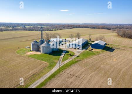21. November 2018, Laytonsville, Maryland, USA: Luftaufnahme des Bauernhofs mit Getreidesillos in der Mitte von Sojabohnenfeldern (Glycine max), Laytonsville Maryland (Kreditbild: © Edwin Remsberg / Vwpics/VW Pics Via ZUMA Wire) Stockfoto