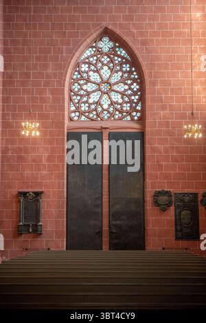 27. März 2019, Frankfurt, Deutschland: Blick auf Fenster und Tür aus Glas vom Inneren des Kaiserdoms Saint Bartholomäus, Frankfurt (Kreditbild: © Edwin Remsberg / Vwpics/VW Pics Via ZUMA Wire) Stockfoto