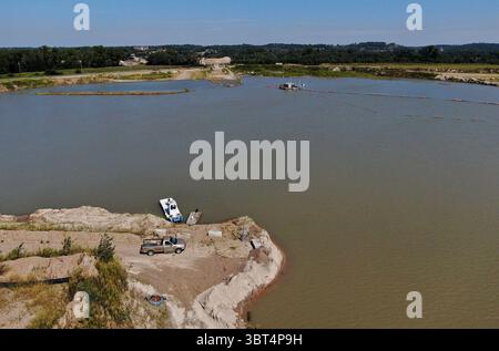 11. September 2019, Linwood, KS, USA: Landbesitzer im ländlichen Leavenworth County wenden sich gegen eine 220 Hektar große Sandmine, die Kaw Valley Companies mit Sitz in Kansas City, Kan. Nördlich von DeSoto und dem Kansas River bauen will. Eine Sandmine in der Nähe von Bonner Springs, betrieben von Holiday Sand & Gravel Co. (Im Bild), wurde als Beispiel dafür angesehen, wie Kaw Valley's Mine aussehen würde. Es verwendet Baggerkähne und ein riesiges Vakuum, um Sand aus der Grube zur Verarbeitung zu saugen. (Kreditbild: © TNS via ZUMA Wire) Stockfoto