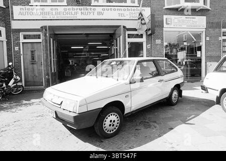 Anlass der Woche beim Automobilhersteller Kuyt B.V. Haarlem Meester Cornelisstraat 36 Nederland, Whizgle News, Dutch Desk, Niederlande, 1950 - 2000 am 02-05-1990. Das Bild enthält diese Themen. In der Szene wird ein kompaktes Auto, das sich durch sein weißes Äußeres mit dezenten grauen Akzenten auszeichnet, im Vordergrund deutlich dargestellt. Das Fahrzeug verfügt über runde Scheinwerfer und eine Kastenform, die typisch für die Epoche ist. Seine Präsenz lässt eine ungezwungene, urbane Atmosphäre vermuten. Um das Auto herum bildet eine kopfsteingepflasterte Straße den Boden, die eine Mischung aus Grautönen und helleren Tönen zeigt, die dem Raum eine Textur verleihen Stockfoto
