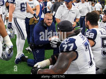 22. September 2019: Dallas Cowboys Offensive Line Coach spricht mit seinen Spielern während eines NFL-Spiels zwischen den Miami Dolphins und den Dallas Cowboys im AT&T Stadium in Arlington, TX Dallas besiegte Miami 31-6 Albert Pena/CSM (Credit Image: &Copy; Albert Pena/CSM via ZUMA Wire) Stockfoto