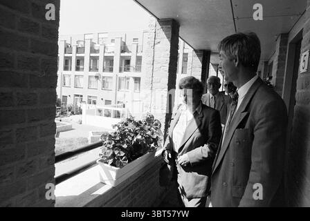 Eröffnung neuer Häuser Haarlem Brouwersvaart Niederlande, Whizgle News, Dutch Desk, Niederlande, 1950 - 2000 am 16-06-1993. Die Abbildung zeigt diese Themen. In einer sonnendurchfluteten Stadt entfaltet sich die Szene entlang eines luftigen Korridors, flankiert von Ziegelsäulen. Auf der einen Seite geht eine Frau mit würdevollem Verhalten an der Seite eines Mannes, beide in formeller Kleidung, was auf einen professionellen oder zeremonielle Anlass hinweist. Die Frau ist mit einer hellen Jacke geschmückt, die sich sanft von ihrem Haar abhebt, das elegant gestylt wirkt. Der Mann, mit einem charmanten Lächeln, ist in ein dunkleres Ensemble gekleidet und fügt ein t hinzu Stockfoto