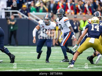 28. September 2019: Virginia Running Back Wayne Taulapapa (21) läuft mit dem Ball während der NCAA-Football-Action zwischen den Virginia Cavaliers und den Notre Dame Fighting Irish im Notre Dame Stadium in South Bend, Indiana. John Mersits/CSM.(Kreditbild: &Copy; John Mersits/CSM via ZUMA Wire) Stockfoto
