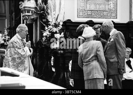Auszeichnungen Joseph Church, Whizgle News, Dutch Desk, Niederlande, 1950 - 2000 am 15-05-1993. Das Bild enthält diese Themen. Die Szene zeigt ein religiöses oder zeremonielles Treffen in einem reich verzierten Innenraum, wahrscheinlich eine Kirche oder Kapelle. An der Spitze steht ein in traditionellen Gewändern gekleidetes Geistliches mit feierlichem Ausdruck. Seine Kleidung weist komplizierte Muster und Farben auf, die den zeremoniellen Charakter der Umgebung betonen. Um das Klerusmitglied herum befinden sich mehrere Personen, die ein kurzes, aufmerksames Gespräch führen. Sie scheinen in formeller Kleidung gekleidet zu sein, mit Anklängen gedämpfter Farben Stockfoto