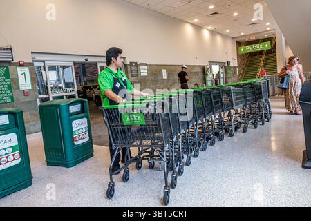 Miami Beach Florida, North Beach, Publix Supermarkt, Lebensmittelgeschäft, Inneneinrichtung, Eingangsbereich im Erdgeschoss, Einkaufswagen, Angestellter Push Stockfoto