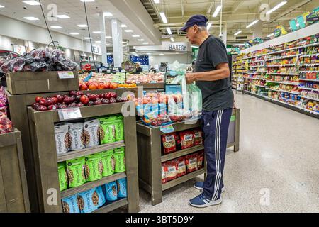 Miami Beach Florida, North Beach, Publix Supermarkt, Lebensmittelgeschäft, Inneneinrichtung, Hispanic Latin Latino Senior man männlich Erwachsener, Resident Re Stockfoto