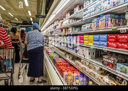 Miami Beach Florida, North Beach, Publix Lebensmittelgeschäft Supermarkt, Lebensmittelgeschäft, Innenausstattung, Gang Joghurt Abschnitt, Milchprodukte Regale Display sal Stockfoto