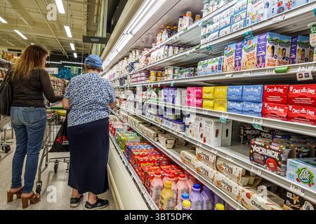 Miami Beach Florida, North Beach, Publix Supermarkt, Lebensmittelgeschäft, Inneneinrichtung, ältere Frau Seniorin, Erwachsene Frau Resident Stockfoto