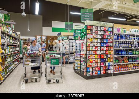 Miami Beach Florida, North Beach, Publix Supermarkt, Lebensmittelgeschäft, Innenausstattung, Wein-Spirituosen-Gang und Geschenkkarten-Display, Reinigungsservice Stockfoto