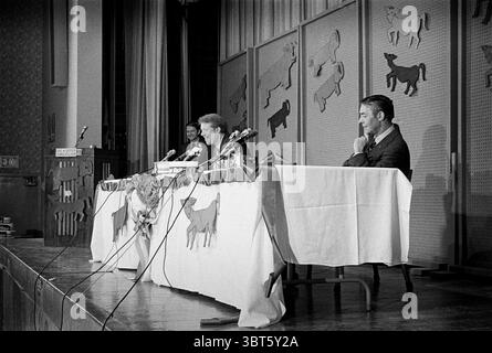 1970: Atlanta, Georgia, USA: JIMMY CARTER (Mitte) und HAL SUIT (rechts) debattieren an der E. Rivers Elementary School in Atlanta zwischen Papierausschnitten von Eseln und Elefanten, Flatten und Strohhüten. Carter gewann das Rennen in einem damals stark demokratischen Staat und übernahm am 12. Januar 1971 das Amt des Gouverneurs von Maddox. Der Moderator JOHN PRUITT, ein lokaler Fernsehsender, schließt sich den Kandidaten auf der Bühne an, hinten links. (Bild: © Ken Hawkins/ZUMApress.com) Stockfoto