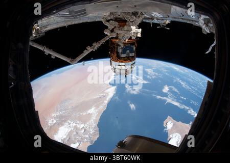 29. September 2019 - Erdatmosphäre - das H-II Transfer Vehicle-8 (HTV-8) der Japan Aerospace Exploration Agency ist am Harmony-Modul der Internationalen Raumstation abgebildet. Der Canadarm2-Roboterarm mit der Dextre-Roboterhand ist bereit, die freiliegende HTV-8-Palette mit neuen Lithium-Ionen-Batterien zur Installation und Aktivierung auf der Station während einer Reihe von Raumwanderungen zu entfernen. Der umlaufende Komplex flog 258 Meilen über dem Sudan, kurz vor der Überquerung des Golfs von Aden. (Kreditbild: © NASA/ZUMA Wire/ZUMAPRESS.com) Stockfoto