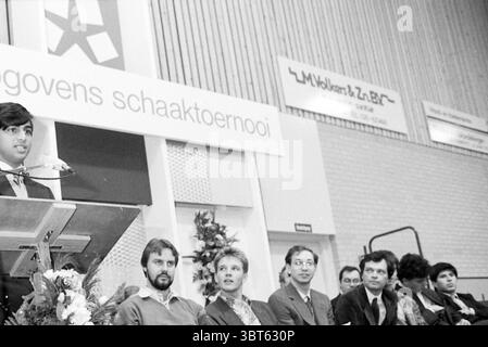 Preisverleihung HST Hochofen Schachturnier, Whizgle News, Dutch Desk, Niederlande, 1950 - 2000 am 29-01-1989. Dies sind die Themen im Bild. In der Szene dominiert eine gut beleuchtete Inneneinrichtung von einer großen Bühne an der Vorderseite, auf der ein Sprecher auf einem mit Blumen geschmückten Podium steht, was den formalen Charakter der Veranstaltung angibt. Der Redner in formeller Kleidung präsentiert sich einem Publikum in Reihen. Hinter dem Podium erstreckt sich ein Banner über die Breite, was darauf hindeutet, dass der Anlass mit einem Turnier oder Wettbewerb in Zusammenhang steht. Das Publikum besteht aus mehreren Personen, die jeweils eine Mischung aus zeigen Stockfoto