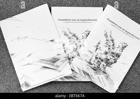 Zeitungsausschnitt - tägliche Zeitungsrate, Whizgle News, Dutch Desk, Niederlande, 1950 - 2000 am 10-03-1992. Die Abbildung zeigt diese Themen. Die Szene präsentiert drei Kunstwerke, die sich durch eine monochromatische Palette auszeichnen, die Schwarz-, weiß- und Grautöne betont. Jedes Stück verfügt über abstrakte Designs, die geometrische Formen und organische Formen miteinander verbinden und ein Gefühl dynamischer Bewegung über die Oberfläche schaffen. Der Vordergrund zeigt komplizierte Muster, die Ebenen oder Texturen suggerieren können, mit scharfen Winkeln, die mit fließenden Linien kontrastieren. Diese Eigenschaften erzeugen ein Gefühl von Tiefe und c Stockfoto