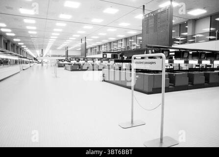 Verschärfte Sicherheit in Schiphol wegen El Al Flug Schiphol Schiphol, Whizgle News, Dutch Desk, Niederlande, 1950 - 2000 am 21.02.1989. Das Bild enthält diese Themen. Die Szene fängt ein geräumiges, modernes Flughafenterminal ein, das sich durch sein schlankes Design und minimalistische Ästhetik auszeichnet. Große, breite Fenster säumen die Wände und lassen den Bereich durch weiches, diffuses Tageslicht beleuchten. Der Boden ist in hellen Farben gefliest, was das Gefühl der Offenheit verstärkt und zur hellen Atmosphäre beiträgt. Das Terminal ist größtenteils leer, was die Weite des Raumes unterstreicht. Reihen von Check-in-Schaltern dehnen sich Stockfoto