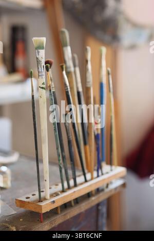 Artists Palette Eine umfassende Sammlung verschiedener Pinsel im künstlerischen Studio Stockfoto