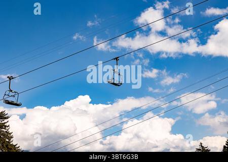 Leerer und unbesetzter Skilift, Schweizer Alpen. Leerer und unbesetzter Skilift, Schweizer Alpen. Schweiz, Kanton St. Gallen. Klarer Himmel mit Wolken, Sommer. Wandern, Reisen, Tourismus, Reiseziel, Erholung, Freizeitaktivität. schweiz B97A8367 Stockfoto