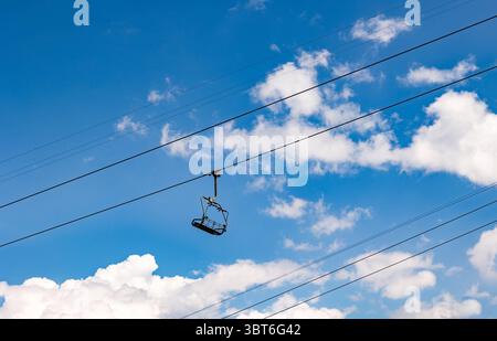 Leerer und unbesetzter Skilift, Schweizer Alpen. Leerer und unbesetzter Skilift, Schweizer Alpen. Schweiz, Kanton St. Gallen. Klarer Himmel mit Wolken, Sommer. Wandern, Reisen, Tourismus, Reiseziel, Erholung, Freizeitaktivität. schweiz B97A8368 Stockfoto