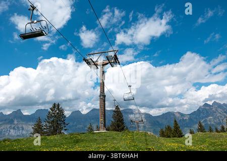 Leerer und unbesetzter Skilift im Sommer, Chatzenberg, Schweizer Alpen. Leerer und unbesetzter Skilift im Sommer, Chatzenberg, Schweizer Alpen. Schweiz, Kanton St. Gallen. Himmel mit Wolken. Wandern, Reisen, Tourismus, Reiseziel, Erholung, Freizeitaktivität. schweiz B97A8415 Stockfoto