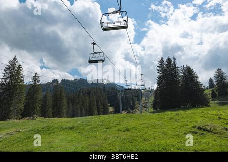 Zwei leere und unbewohnte Skilifte im Sommer, Chatzenberg, Schweizer Alpen. Leerer und unbesetzter Skilift im Sommer, Chatzenberg, Schweizer Alpen. Schweiz, Kanton St. Gallen. Himmel mit Wolken. Wandern, Reisen, Tourismus, Reiseziel, Erholung, Freizeitaktivität. schweiz B97A8413 Stockfoto