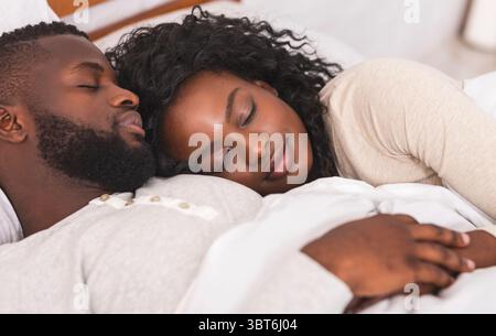 Porträt der Familie Black Paar zusammen schlafen im Bett Stockfoto