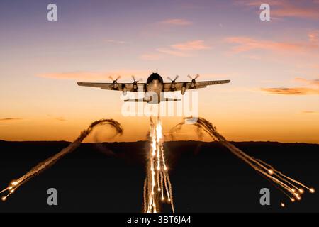 24. September 2019 - Cheyenne, Wyoming, USA - Eine C-130 des 153. Luftbrücke der Wyoming Air National Guard feuert während einer Trainingsmission am 24. September 2019 Flares über dem Camp Guernsey Joint Training Center ab. Die Hauptaufgabe des 153. Luftbrücke ist es, unseren Staat und unsere Nation mit einer Luftbrücke zu versorgen. (Bild: © U.S. National Guard/ZUMA Wire/ZUMAPRESS.com) Stockfoto