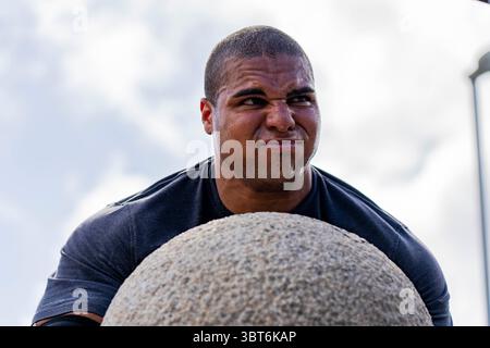 29. September 2019: Camp Foster, Okinawa, Japan - United States Marine Corps CPL. Ian Dernbach, ein Schwermaschinenführer des III Marine Expeditionary Force Support Battalion, hebt einen atlas während der Schlacht des Südens am 29. September 2019 auf Camp Foster, Okinawa, Japan. Der Wettbewerb fordert Männer und Frauen dazu auf, bei körperlich anspruchsvollen Veranstaltungen die stärksten auf der Insel zu finden. (Kreditbild: © U.S. Marines/ZUMA Wire/ZUMAPRESS.com) Stockfoto