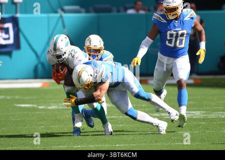 29. September 2019: Drue Tranquill #49 der Los Angeles Chargers kämpft gegen Mark Walton #22 von Miami während des NFL-Fußballspiels zwischen den Miami Dolphins und Los Angeles Chargers im Hard Rock Stadium in Miami Gardens FL. Die Chargers besiegten die Dolphins 30-10.(Credit Image: &Copy; JC Ridley/CSM via ZUMA Wire) Stockfoto