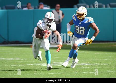 29. September 2019: Isaac Rochell #98 der Los Angeles Chargers verfolgt Mark Walton #22 von Miami während des NFL-Fußballspiels zwischen den Miami Dolphins und Los Angeles Chargers im Hard Rock Stadium in Miami Gardens FL. Die Chargers besiegten die Dolphins 30-10.(Credit Image: &Copy; JC Ridley/CSM via ZUMA Wire) Stockfoto