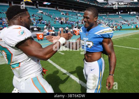 29. September 2019: Denzel Perryman #52 aus Los Angeles plaudert mit Mark Walton #22 aus Miami während des NFL-Fußballspiels zwischen den Miami Dolphins und Los Angeles Chargers im Hard Rock Stadium in Miami Gardens FL. Die Chargers besiegten die Dolphins 30-10.(Credit Image: &Copy; JC Ridley/CSM via ZUMA Wire) Stockfoto