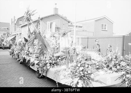 Aalsmeer Blumenparade Blumenparade Blumenausstellung, Whizgle News, Dutch Desk, Niederlande, 1950 - 2000 am 06-09-1968. Das Bild enthält diese Themen. Die Szene zeigt einen lebhaften Paradewagen, der mit einer Vielzahl von lebendigen Dekorationen und Blumenarrangements geschmückt ist. Der Schwimmer bietet große, detaillierte Darstellungen von Fischen und anderen Wasserelementen, eingebettet zwischen farbenfrohen Blüten, die einen atemberaubenden visuellen Wandteppich schaffen. Menschen, die in historischen Kleidern oder Kostümen gekleidet sind, können auf dem Schwimmer gesehen werden, einige beteiligen sich aktiv, interagieren mit dem Publikum, während andere vor Freude strahlen, Highlighti Stockfoto