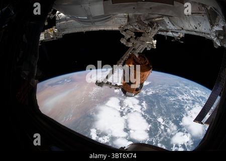 28. September 2019, Internationale Raumstation, ERDUMLAUFBAHN: Das H-II Transfer Vehicle-8 der Japan Aerospace Exploration Agency ist an das Harmony-Modul der Internationalen Raumstation über Kamerun am 28. September 2019 in der Erdumlaufbahn befestigt. Der Canadarm2-Roboterarm ist so positioniert, dass die freiliegende HTV-8-Palette mit neuen Lithium-Ionen-Batterien für die Installation auf der Internationalen Raumstation während eines zukünftigen Raumgangs entfernt wird. (Kreditbild: © NASA via ZUMA Wire) Stockfoto