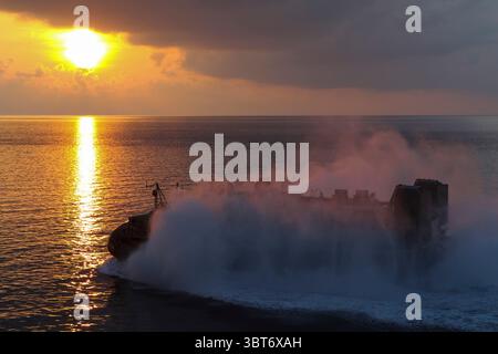 30. September 2019 - Celebes Sea - Landing Craft, Air Cushion (LCAC) 9, der Naval Beach Unit (NBU) 7 zugewiesen, verlässt das Brunnendeck des amphibischen Transportschiffes USS Green Bay (LPD 20) während der Übung Tiger Strike 2019. Tiger Strike konzentriert sich auf die Stärkung der kombinierten militärischen Interoperabilität der USA und Malaysias und die Verbesserung der Kampfbereitschaft durch amphibische Operationen und kulturellen Austausch zwischen den malaysischen Streitkräften (MAF) und dem US Navy and Marine Corps Team. (Kreditbild: © U.S. Navy/ZUMA Wire/ZUMAPRESS.com) Stockfoto