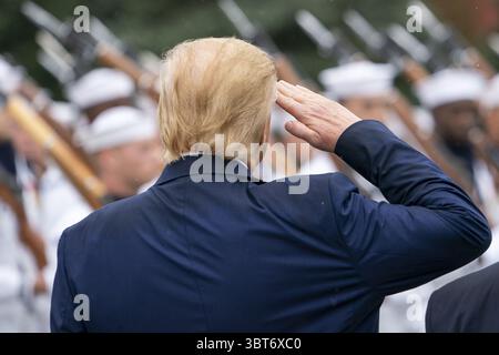 30. September 2019, Arlington, VA, Vereinigte Staaten von Amerika: US-Präsident Donald Trump grüßt während einer Überprüfung der Truppen bei einer Zeremonie zum Rücktritt des scheidenden Vorsitzenden des Joint Chiefs General Joseph Dunford und zur Ernennung des neuen Chairman General Mark Milley im Summerall Field, Joint Base Myer-Henderson Hall, 30. September 2019 in Arlington, Virginia. (Bild: © Dominique Pineiro Via ZUMA Wire) Stockfoto