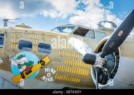 2. Oktober 2019 - AKTE - Ein B-17-Bomber aus dem Zweiten Weltkrieg mit 13 Menschen an Bord stürzte und verbrannte bei einem abgebrochenen Abflugversuch am Mittwoch. Das viermotorige Propellerflugzeug kämpfte darum, in die Luft zu gelangen und stürzte in einen Wartungsschuppen am Bradley International Airport, als die Piloten zurück zur Landung kamen. Die Boeing B-17G Flying Fortress, Seriennummer 44-83575, gehörte der Collings Foundation in Stow, Massachusetts. Dieses historische Flugzeug erschien auf Flugshows, die als „Nine-O-Nine“ gekennzeichnet waren, und nahm an den Wings of Freedom Tours im ganzen Land Teil. Stockfoto