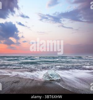 Beeindruckende Teile des Eisbergs funkeln am berühmten Diamond Beach in der Lagune von Jokulsarlon während des Sonnenuntergangs. Lage : Jokulsarlon Lagune, Diamond Beach, V Stockfoto