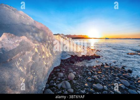 Beeindruckende Teile des Eisbergs funkeln am berühmten Diamond Beach in der Lagune von Jokulsarlon während des Sonnenuntergangs. Lage : Jokulsarlon Lagune, Diamond Beach, V Stockfoto