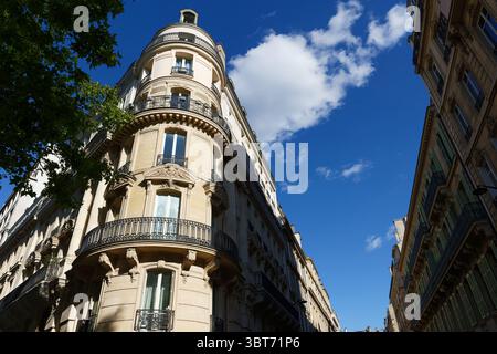 Paris, typische Fassaden und Fenster, schöne Gebäude mit alten Zinkdächern Stockfoto