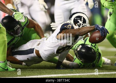 3. Oktober 2019: Gerald Everett (81) versucht, den Fußball während eines Spiels zwischen den Los Angeles Rams und den Seattle Huskies im CenturyLink Field in Seattle, WA, über die Torlinie zu Strecken. Die Seahawks gewannen mit 30:29. Sean Brown/CSM(Credit Image: &Copy; Sean Brown/CSM via ZUMA Wire) Stockfoto