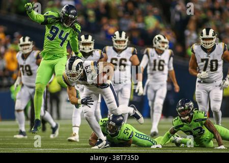 3. Oktober 2019: Seattle Seahawks Safety Tedric Thompson (33), Seattle Seahawks Defensive End Ziggy Ansah (94) und Seattle Seahawks Linebacker Bobby Wagner (54) versuchen, Los Angeles Rams Tight End Tyler Higbee (89) zu stürzen, nachdem er während eines Spiels zwischen den Los Angeles Rams und den Seattle Huskies auf dem CenturyLink Field in Seattle, WA, WA, einen Pass gefunden hat. Die Seahawks gewannen mit 30:29. Sean Brown/CSM(Credit Image: &Copy; Sean Brown/CSM via ZUMA Wire) Stockfoto