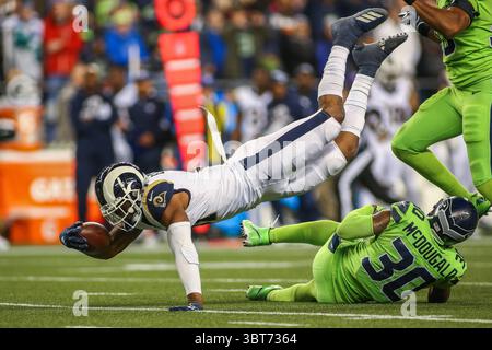 3. Oktober 2019: Seattle Seahawks Sicherheit Bradley McDougald (30) bekämpft Los Angeles Rams Tight End Gerald Everett (81) während eines Spiels zwischen den Los Angeles Rams und den Seattle Huskies im CenturyLink Field in Seattle, WA. Die Seahawks gewannen mit 30:29. Sean Brown/CSM(Credit Image: &Copy; Sean Brown/CSM via ZUMA Wire) Stockfoto