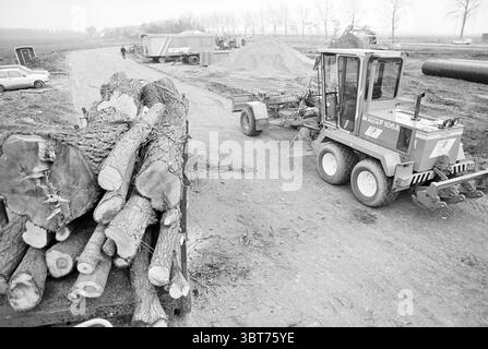 Werke Kruisweg Haarlemmermeer Haarlemmermeer Kruisweg, Whizgle News, Dutch Desk, Niederlande, 1950 - 2000 am 08-11-1993. Diese Themen sind in der Abbildung dargestellt. Die Szene zeigt eine weitläufige Baustelle vor dem Hintergrund eines bewölkten Himmels, der ein gedämpftes Licht über das gesamte Gebiet wirft und eine düstere und industrielle Stimmung erzeugt. Der Boden ist meist karg und staubig, mit braunen Erdflecken vermischt mit losem Kies. Auf einer Seite wird ein großes Fahrzeug, möglicherweise ein Lader oder Planierschild, nach rechts geparkt. Die graue Außenseite weist auf Verschleiß durch ausgedehnte Nutzung hin und wird von Str. flankiert Stockfoto
