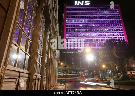 Oktober 2019: 04102019 San JosÃÂ. Algunos edificios, como el del Instituto Nacional de Seguros, se tiÃÂ±en de rosado en apoyo del MES rosa. CampaÃÂ±a que impulsa la detecciÃÂ³n temprana de cÃÂncer de Mama. Foto: Rafael Pacheco (Foto: © La Nacion Via ZUMA Press) Stockfoto