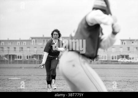 Softball Terrasvogels - Sparks, Whizgle News, Dutch Desk, Niederlande, 1950 - 2000 am 18-06-1993. Dies sind die Elemente im Bild. In einer dynamischen Outdoor-Sportwelt steht ein Pitcher auf einem Feldfeld und zeigt eine Mischung aus Konzentration und Entschlossenheit. Sie trägt ein gestreiftes Trikot, begleitet von einer eng anliegenden Hose, die einen Hauch von Leichtathletik ausstrahlt. Ihr lockiges und voluminöses Haar verleiht ihrem Aussehen Textur, während sie sich intensiv nach vorne konzentriert. Im Vordergrund wird ein Teig, teilweise verdeckt und weggerichtet, in einer bereitstehenden Haltung gehockt. Der Teig besteht aus einem hellen, soliden... Stockfoto
