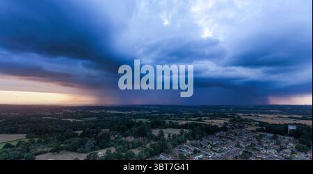 Juli 2025 weite, dramatische Luftaufnahme eines Regensturms in Wiltshire, der von einer Drohne in West Berkshire aufgenommen wurde – ein Bruch einer Hitzewelle Stockfoto