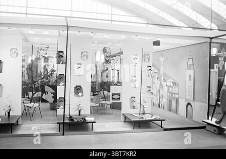 Ausstellung Herrenmode Messe Meyson Werbeagentur, Whizgle News, Dutch Desk, Niederlande, 1950 - 2000 am 06-09-1962. Die Abbildung zeigt diese Themen. Die Szene zeigt einen stilvollen Innenraum, möglicherweise eine Boutique oder einen Ausstellungsbereich, der sich durch ein modernes Design auszeichnet. Im Hintergrund stehen große, auffällige Grafiken von Figuren, die eine monochrome Palette mit überwiegend weiß- und Schwarztönen und einigen Grautönen zeigen. Links steht eine hohe, stilisierte Figur, die in etwas abstrakter Weise dargestellt wird. Um diese Hauptfigur herum wird eine Reihe kleinerer Elemente auf dem schlanken Bildschirm angezeigt Stockfoto