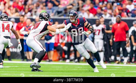 Oktober 2019, Houston, Texas, USA: Oktober 06, 2019: Atlanta Falcons Tight End Austin Hooper (81) verteidigt Houston Texans Defensive End J.J. Watt (99) während des Spiels zwischen Atlanta Falcons und Houston Texans im NRG Stadium in Houston, Texas. Der Punktestand bei der Hälfte 17-16 Falcons. (Bild: © Maria Lysaker/ZUMA Wire) Stockfoto