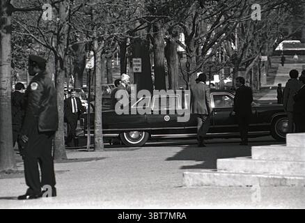 Februar 1984, Washington, DC, USA: Washington DC., USA, 2. Februar 1984.die Limousine von Präsident Ronald Reaganâ fährt auf die Delaware Ave und hält vor dem Russell Senate Office Building. Reagan kann auf dem Rücksitz gesehen werden, bevor er zum Mittagessen des Republikanischen Kongresses aussteigt (Credit Image: © Mark Reinstein/ZUMA Wire) Stockfoto